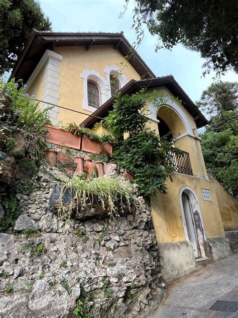 Chiesa Evangelica Luterana di Capri e il paesaggio circostante