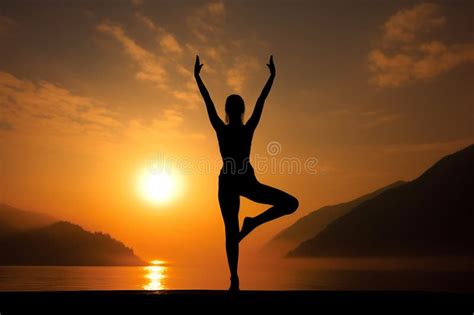 Illustrazione di una donna in preghiera al tramonto su una montagna, con un'aura di serenità e riflessione.