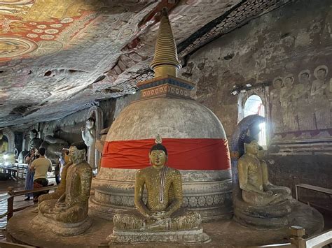Interno delle Grotte di Dambulla con statue di Buddha e affreschi