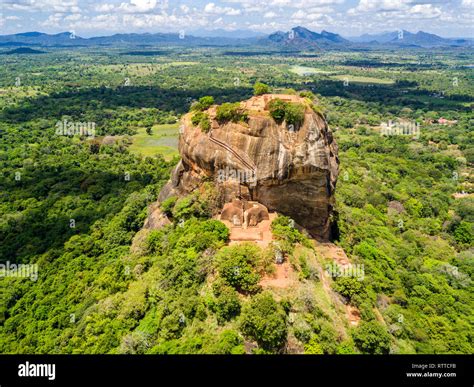 Veduta aerea della Roccia di Sigiriya con i Giardini Acquatici