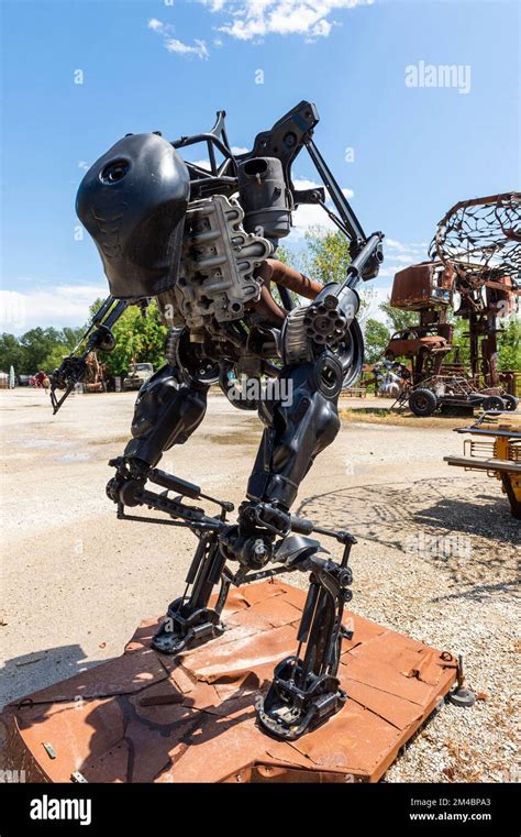 Scultura artistica della Mutoid Waste Company con elementi riciclati