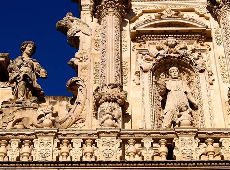 Dettaglio delle statue dei Profeti all'ingresso ad esedra del Santuario