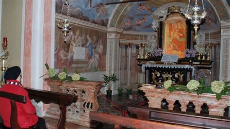 Il viale d'accesso al Santuario di Guanzate con le cappelle affrescate della Via Crucis