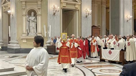 Immagine del momento della celebrazione della Santa Messa all'aperto durante la Festa dello Sport