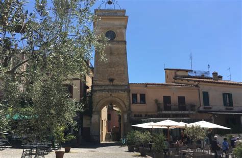 Foto della Porta dell'Orologio e di un vicolo del centro storico di Trevignano Romano