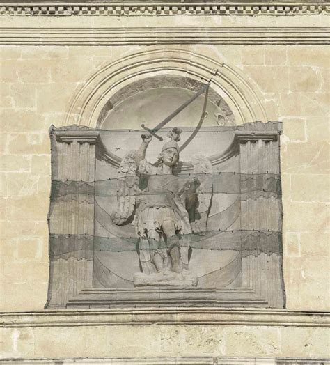 Dettaglio del bassorilievo dell'arcangelo Michele sulla facciata della chiesa