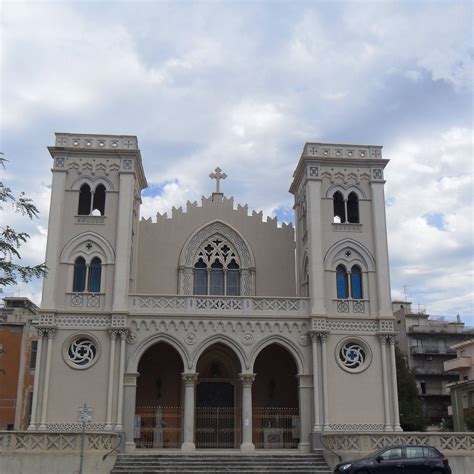Foto della facciata della Chiesa dell'Immacolata in stile neo-romanico, Villa San Giovanni