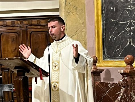 Ritratto di Don Luigi Signoretti durante una celebrazione