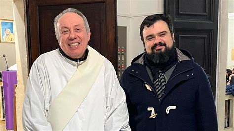 Foto dei due presbiteri, Don Luigi Signoretti e Don Gianluca Pedini, il giorno dell'ordinazione