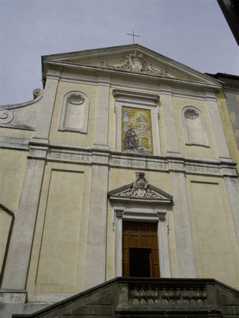 Esterno o interno della Chiesa del Santissimo Rosario a Marino, focalizzandosi sull'architettura rococò