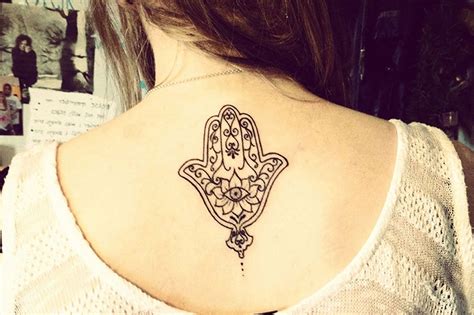 Esempi di tatuaggi della Mano di Fatima su polso e schiena in vari stili
