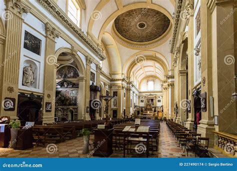 Interno di una chiesa storica a Castellamonte