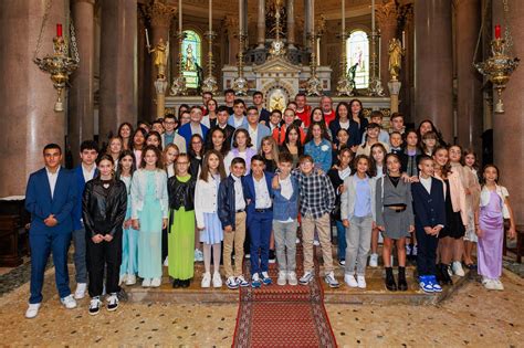 Foto di gruppo di ragazzi della Cresima in festa con l'Arcivescovo