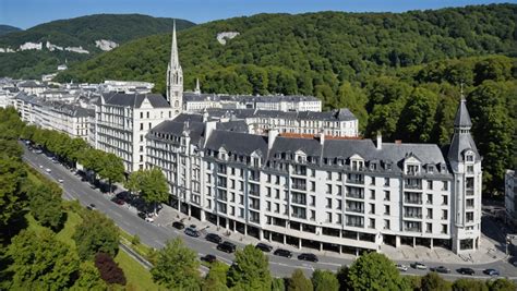 Foto esterna dell'Hotel Lutetia a Lourdes con la facciata principale