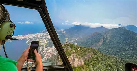 Elicottero in volo sopra Rio de Janeiro, vista aerea del Cristo Redentore