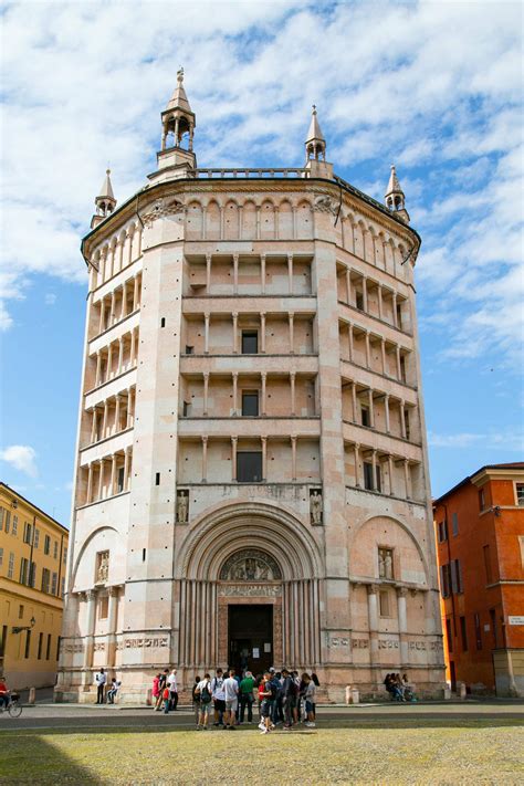 Battistero di Parma: vista esterna e portali