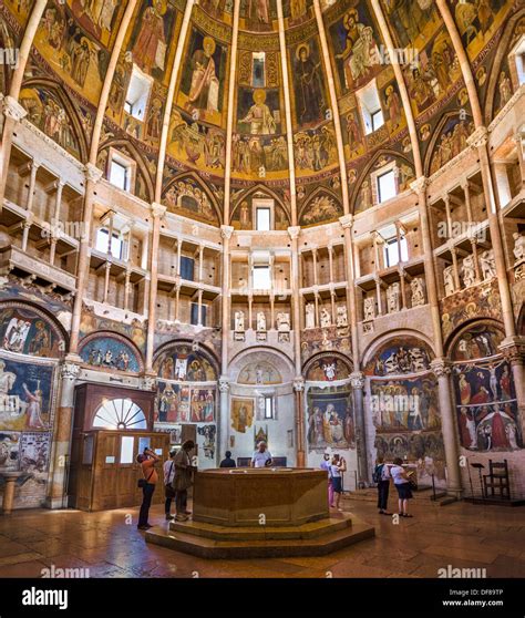 Interno del Battistero di Parma con la cupola affrescata