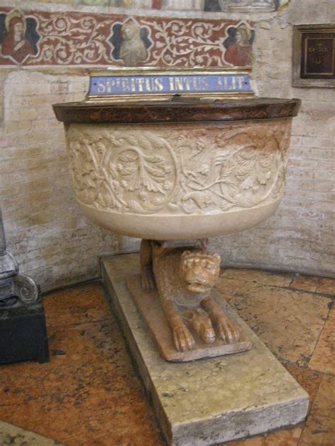 Vasca battesimale e fonte battesimale del Battistero di Parma