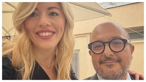 Foto di Maria Rosaria Boccia e Valerio Staffelli con il Tapiro d'Oro