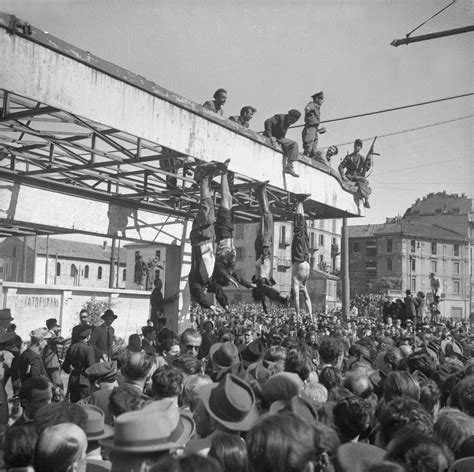 Foto storica di Piazzale Loreto con i corpi di Mussolini, Claretta Petacci e altri gerarchi, tra cui Alessandro Pavolini