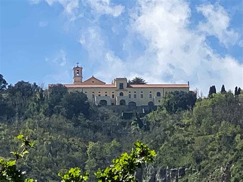 Architettura esterna dell'Eremo dei Camaldoli con campanile