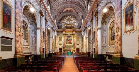 Interno della chiesa dell'Eremo dei Camaldoli con opere d'arte