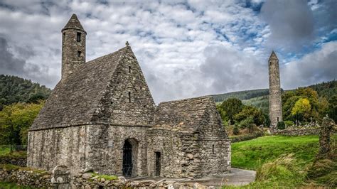 Grotta del letto di San Kevin a Glendalough