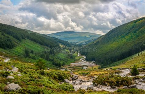 Vista panoramica della valle di Glendalough con i due laghi