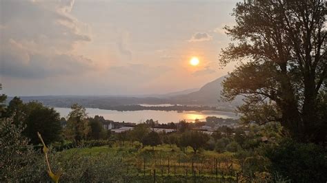 Sentiero escursionistico a Glendalough con vista sui laghi