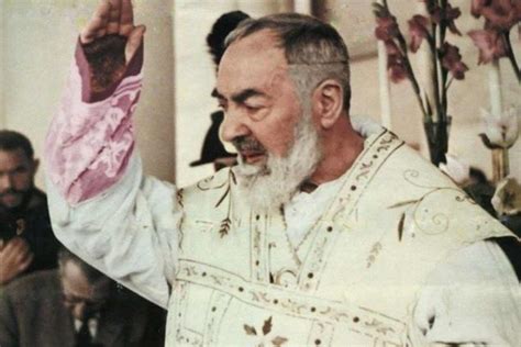 Immagine artistica o rappresentazione degli stigmate di Padre Pio