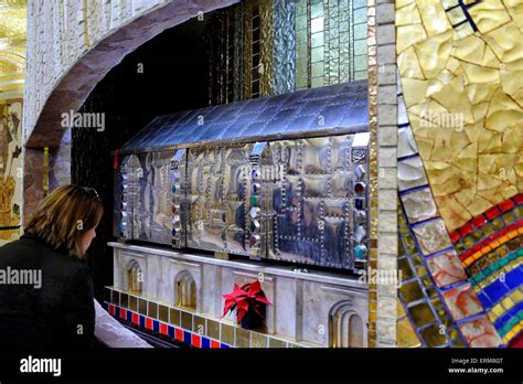 Immagine delle reliquie di Padre Pio nella Chiesa Inferiore