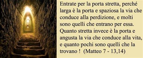 Illustrazione della porta stretta e di persone che cercano di entrarvi, per simboleggiare l'impegno richiesto dalla fede cristiana.