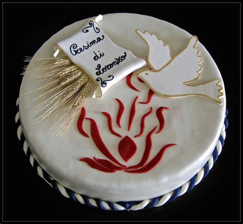 Torta di cresima decorata con simboli religiosi come mitra, vincastro e colomba