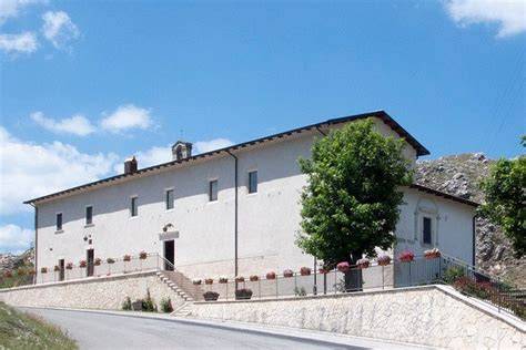 Foto esterna del Santuario della Madonna della Portella con la rampa di scale