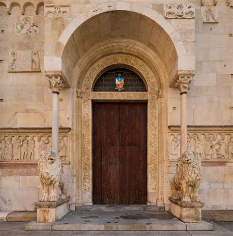 Dettaglio del portale del Santuario con l'iscrizione