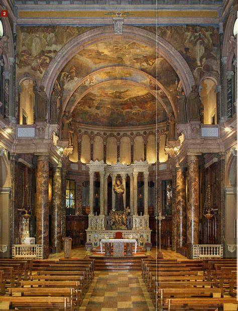 Interno del Santuario con la volta a botte e il presbiterio