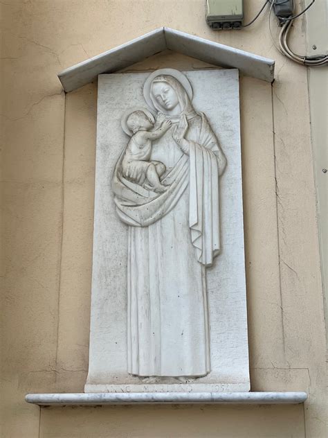 Bassorilievo della Madonna con Bambino all'interno del Santuario
