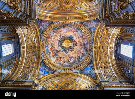 Interno di chiesa barocca con altari lignei intagliati e dorati