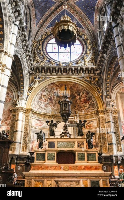 Dettaglio dell'altare maggiore con statue e pannello istoriato