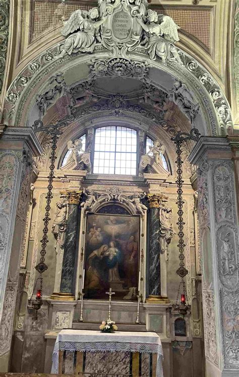 Altare laterale dedicato a San Francesco con statue e pannello istoriato