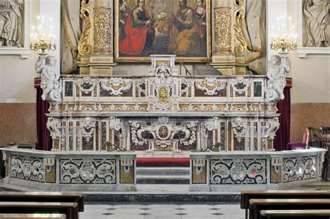 Altare maggiore con raggiera di legno dorato nel Santuario di Rimini