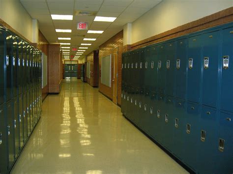 Interno di un'aula scolastica o corridoio di liceo