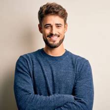 Foto ritratto di David Giubilato sorridente, in abiti casual