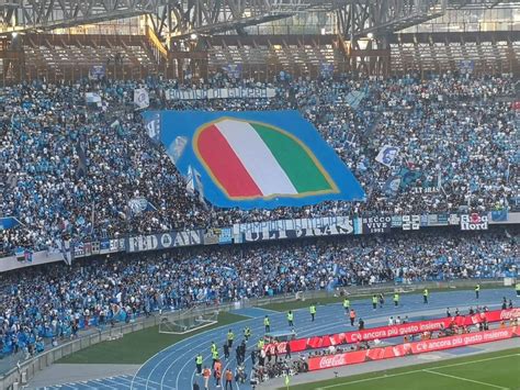 Tifosi del Napoli in festa allo stadio durante una partita storica