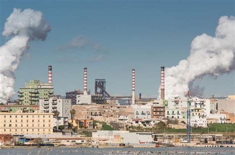 Rappresentazione artistica dell'ILVA di Taranto con simbolismo di 