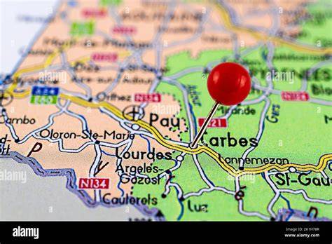 Mappa che evidenzia le posizioni di Lourdes in Francia e Fatima in Portogallo