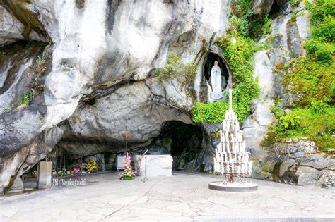 Foto panoramica del Santuario di Lourdes con le basiliche e la Grotta di Massabielle