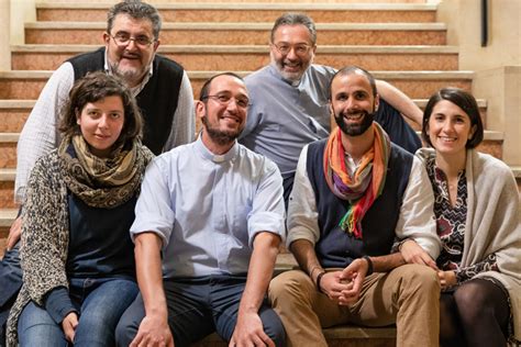 Foto di gruppo di missionari Fidei Donum con una comunità locale in un paese africano o latinoamericano