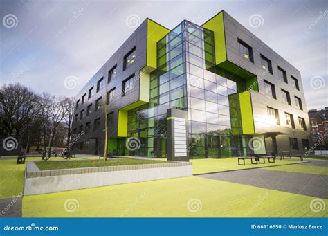 Foto tematica: facciata di un edificio per uffici moderno o ingresso di una sede aziendale