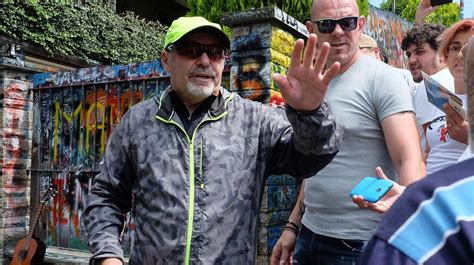 Foto di fan di Vasco Rossi in attesa davanti a una transenna a Zocca